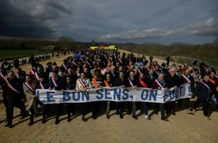 Des manifestants mobilisés à Castres dans le Tarn, le 8 mars 2025, pour la poursuite du chantier de l'A69 suspendu par la justice