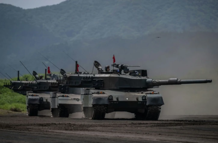 Des chars de combat des Forces terrestres d'autodéfense japonaises lors d'un exercice de tir réel dans la zone de manœuvre d'East Fuji, à Gotemba, le 27 mai 2023 au Japon