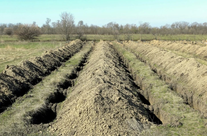 Des tombes qui viennent d'être fraichement creusées, le 7 avril 2020 à Dnipro en Ukraine en cas d'un afflux de morts du Covid-19