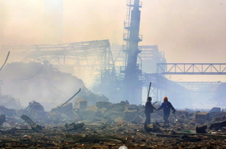 Les ruines de l'usine AZF, après l'explosion, le 30 septembre 2001, à Toulouse