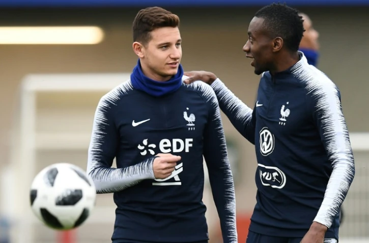 Florian Thauvin (g) plaisante avec Blaise Matuidi lors d'un entraînement des Bleus à Clairefontaine, le 25 mars 2018