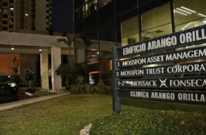 La police monte la garde devant le siège du cabinet Mossack Fonseca, à Panama, le 12 avril 2016