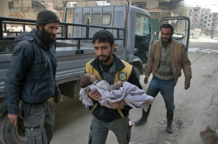 Des Syriens fuient la ville de Beit Sawa, dans la Ghouta orientale, après des bombardements du régime, le 4 mars 2018