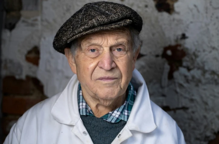 Le sculpteur Shelomo Selinger, rescapé de la Shoah, dans son atelier, à Paris, le 1er fevrier 2021