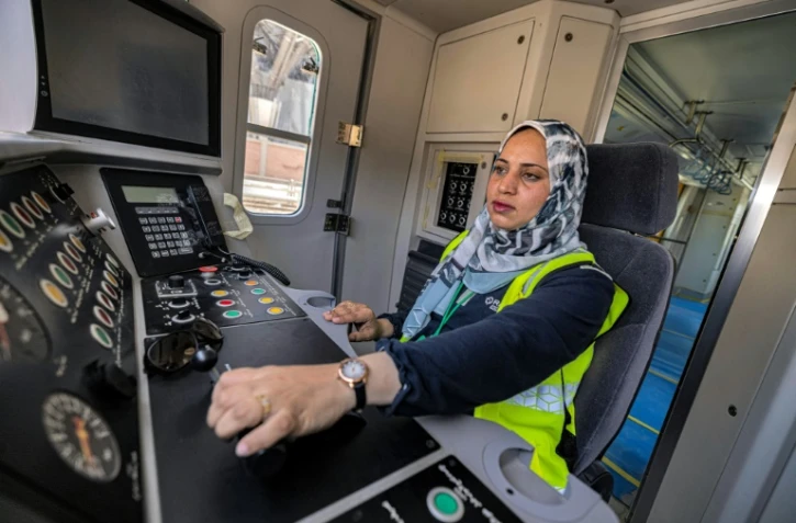 Hind Omar, une Egyptienne conductrice de métro au Caire, le 31 mai 2022