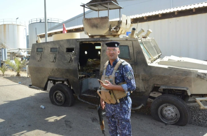 Un membre des forces de sécurité irakiennes sur les lieux d'une attaque suicide contre une centrale électrique au nord de Bagdad, le 2 septembre 2017