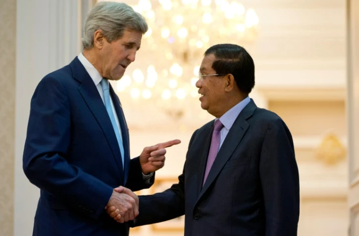Le secrétaire d'Etat américain John Kerry (g) et le Premier ministre cambodgien Hun Sen à Phnom Penh, le 26 janvier 2016