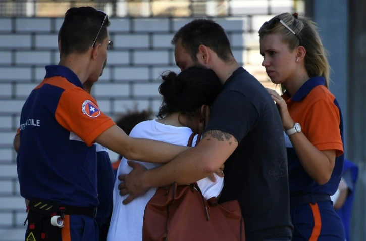 Des agents de la protection civile réconfortent des gens devant l'hôpital Pasteur à Nice, le 17 juillet 2016