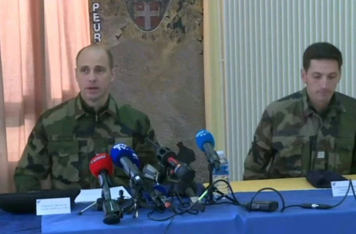 Le capitaine Thibault (D) et le colonel Emmanuel Devigne, s'expriment lors d'une conférence de presse à Barby, près de Chambéry, le 22 décembre 2017