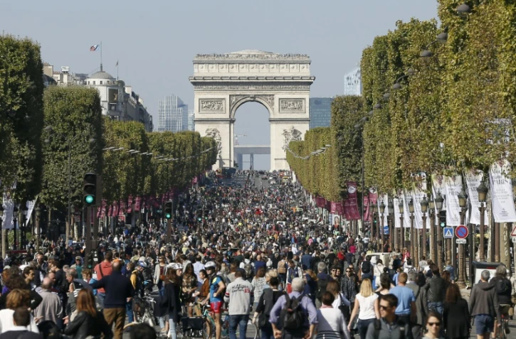 Des promeneurs et des cyclistes sur les Champs-Elysées pour la première "journée sans voiture" à Paris le 27 septembre 2015