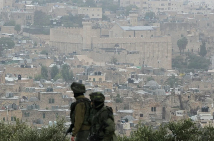 Des soldats israéliens sont postés sur une colline surplombant la ville d'Hébron, le 7 novembre 2015