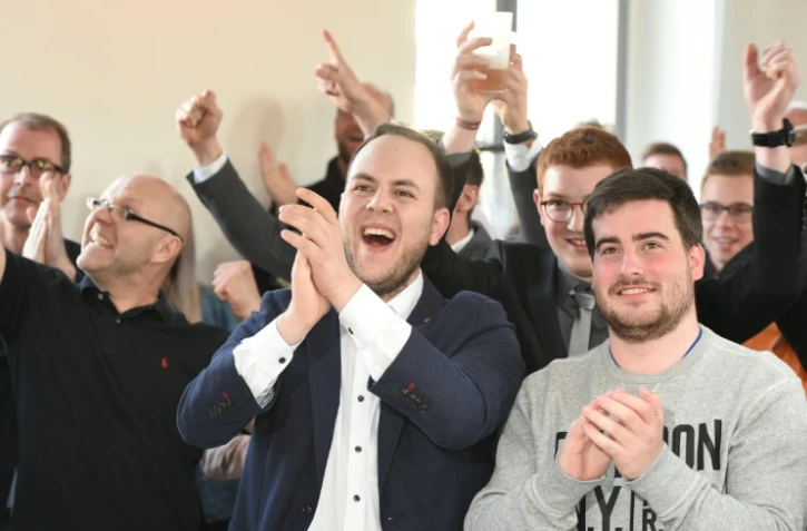 Des sympathisants de du parti chrétien-démocrate de la CDU réagissent après l'annonce des résultats d'un scrutin régional dans la Sarre donnant, selon des TV,  une nette victoire au parti conservateur de la chancelière allemande Angela Merkel, le 26 mars 2017 