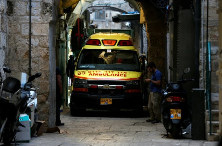 Une ambulance entre dans la Vieille ville de Jérusalem après qu'un Palestinien a poignardé un agent de sécurité israélien avant d'être abattu, le 18 mars 2018