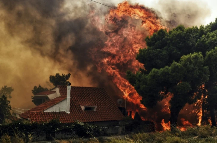 Une maison menacée par les flammes à Kineta près d'Athènes le 23 juillet 2018