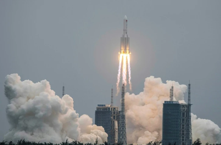Une fusée Longue-Marche 5B qui propulse le module central de la station spatiale chinoise décolle du centre de lancement de Wenchang, sur l'île tropicale de Hainan, dans le sud de la Chine, le 29 avril 2021