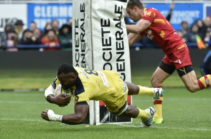 Le joueur de Clermont Peceli Yato (g) inscrit un essai lors de la victoire à domicile sur Perpignan en 24e journée de Top 14 le 4 mai 2019