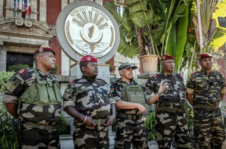 Le colonel Michael Randrianirina (C), chef de l'unité CAPSAT qui a pris le pouvoir à Madagascar, devant le palais présidentiel le 14 octobre 2025 à Antananarico 