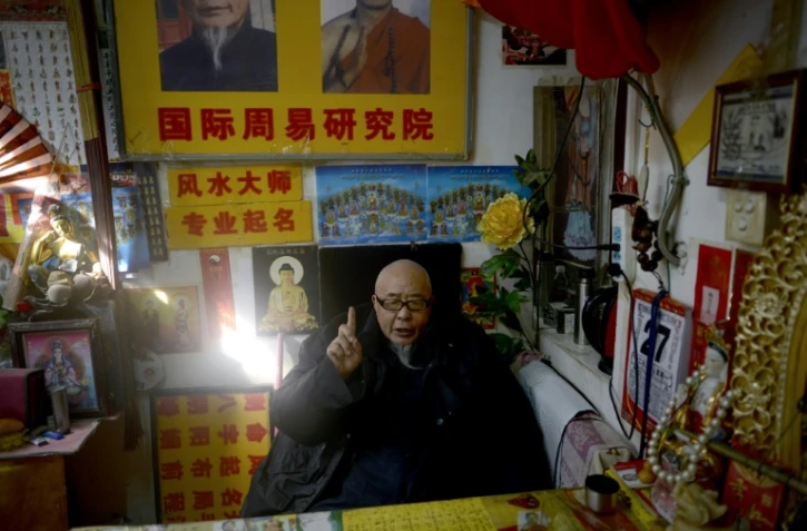 Un diseur de bonne aventure dans son échoppe à Pékin, le 28 février 2017