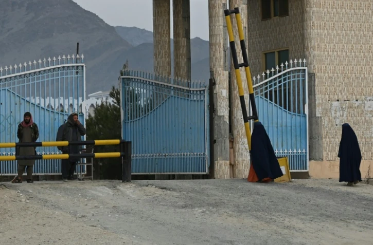 Des femmes en burqa marchent vers l'entrÃ©e de l'universitÃ© de Laghman, le 2 fÃ©vrier 2022 Ã  Mihtarlam, en Afghanistan