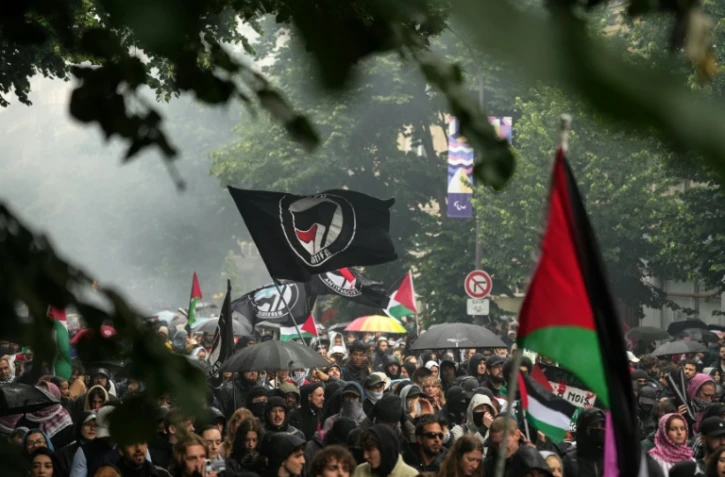Des milliers de personnes défilent à Paris en hommage au militant d'ultragauche Clément Méric tué il y a dix ans, en soutien aux peuples palestinien et kanak, le 1er juin 2024