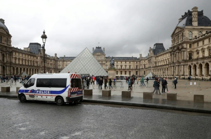 Un véhicule de police garé devant la pyramide du Louvre à Paris le 4 février 2017