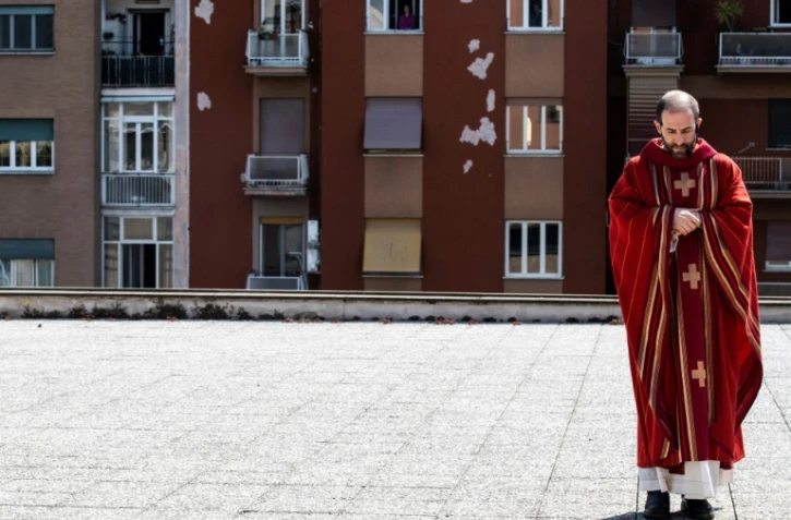 Le prêtre Don Antonio Lauri lors de la célébration de la messe des Rameaux sur le toit de l'église San Gabriele dell'Addolorata, le 5 avril 2020 à Rome 