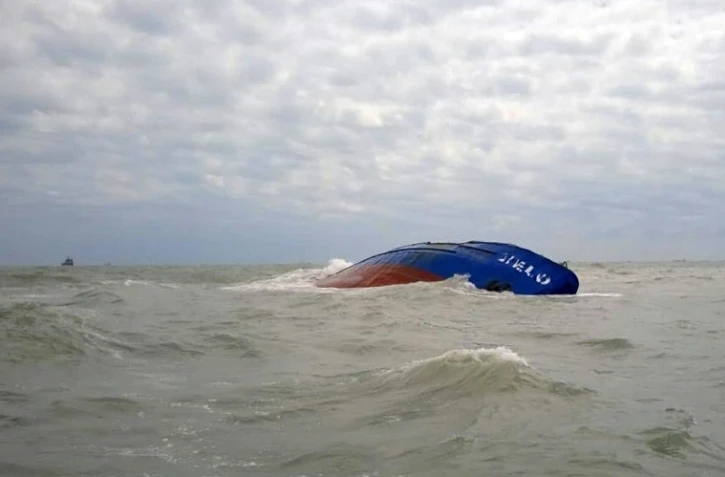Photo fournie le 17 avril 2022 par les autorités tunisiennes montrant le pétrolier Xelo, chargé de 750 tonnes de gazole, ayant coulé la veille devant les côtes du sud-est de la Tunisie