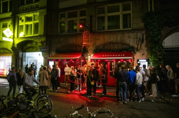 Une foule s'amasse devant une boîte de nuit à Copenhague au Danemark le 3 septembre 2021