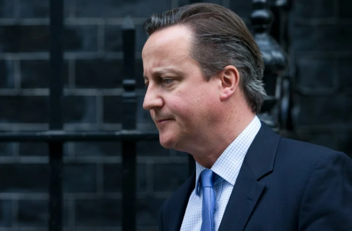 Le Premier ministre britannique David Cameron quitte le 10 Downing Street à Londres pour rejoindre le Parlement qui doit se prononcer sur d'éventuelles frappes en Syrie, le 2 décembre 2015 