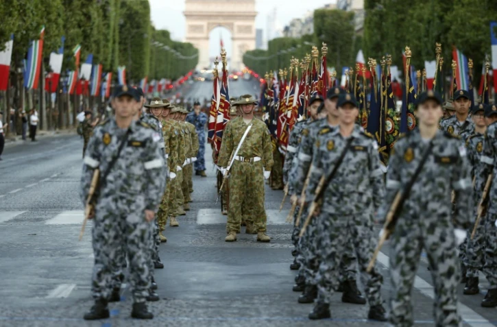 Les soldats australients répètent le 12 juillet 2016 sur les Champs Elysées en vue du défilé de la fête nationale à Paris