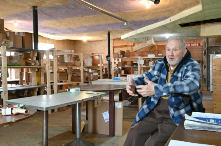 Le retraité québécois Paul-Maurice Patenaude le 23 avril 2021 dans son dépôt de colis, au rez-de-chaussée de sa maison située à cheval sur la frontière entre les Etats-Unis et le Canada