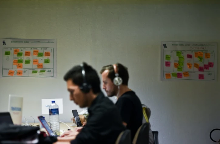 Des informaticiens devant leurs ordinateurs au startup "Beta-i" à Lisbonne, au Portugal, le 29 septembre 2016