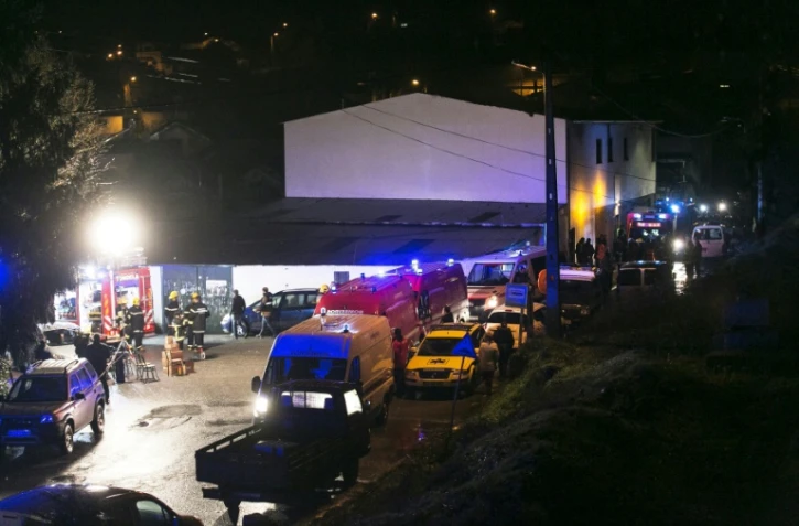 Des pompiers interviennent sur un incendie déclaré dans les locaux d'une association culturelle à Tondela, un village du nord du Portugal, le 13 janvier 2018 