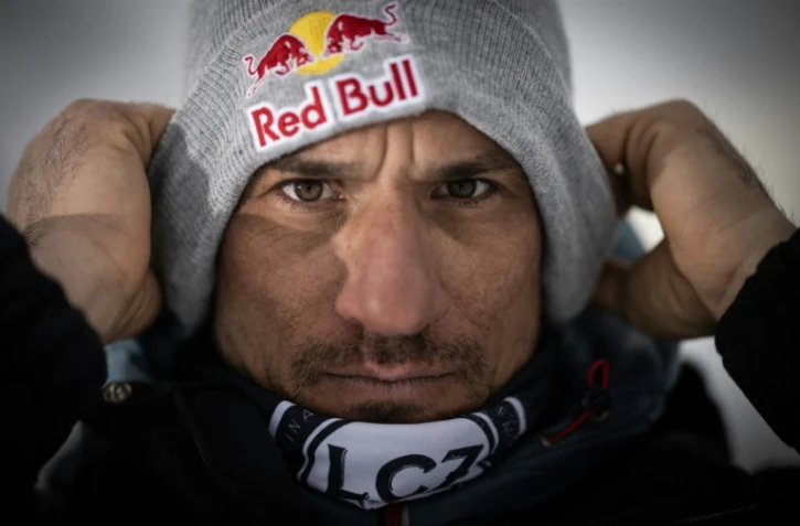 Le skieur français Fred Fugen, spécialiste de chute libre, de parachutisme, de BASE jump et de vol en wingsuit, après un entraînement de speedriding, le 1er février 2022 à la station de La Clusaz