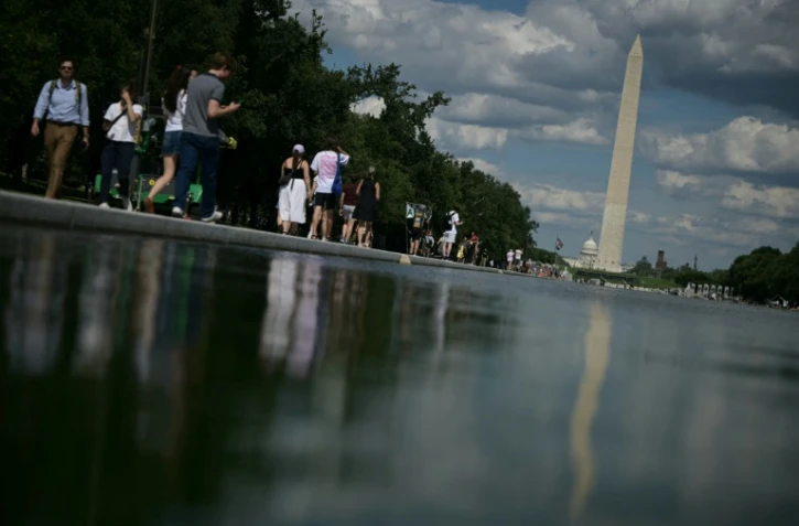 Des promeneurs longent le bassin réfléchissant du Lincoln Memorial après l'achèvement de travaux de rénovation, le 18 juin 2026 à Washington
