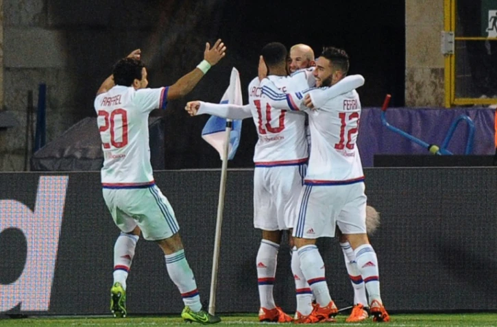 Les joueurs de l'OL autour d'Alexandre Lacazette, buteur contre le Zenit St-Pétersbourg en Ligue des champions, le 20 octobre 2015 au stade Petrovsky