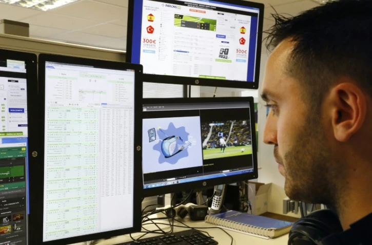 Un employé de "Parions Sports", branche des paris sportifs au sein de la Française des Jeux, le 17 juin 2016 à Boulogne-Billancourt