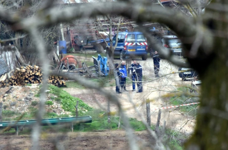 Des policiers intervenant à Mayran dans une ferme laitière après la découverte du corps d'une technicienne de la chambre d'agriculture de Rodez, le 17 février 2016