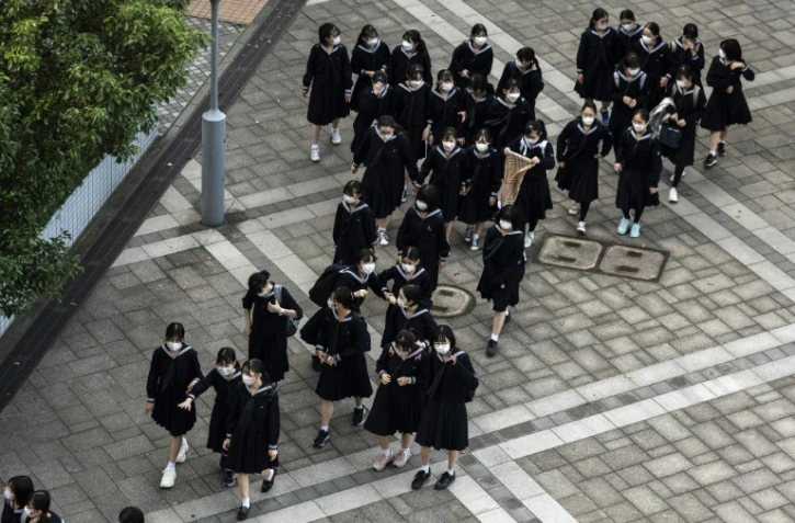 Un groupe de lycéennes en uniforme à Tokyo le 4 novembre 2021