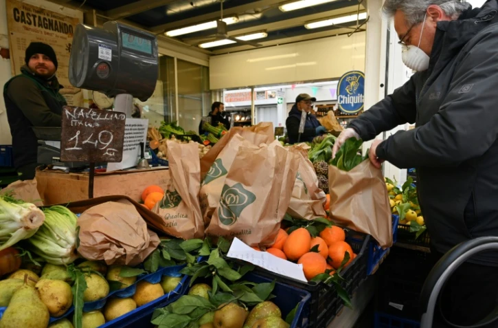 Des Italiens font des courses sur un marché à Rome, le 10 mars 2020