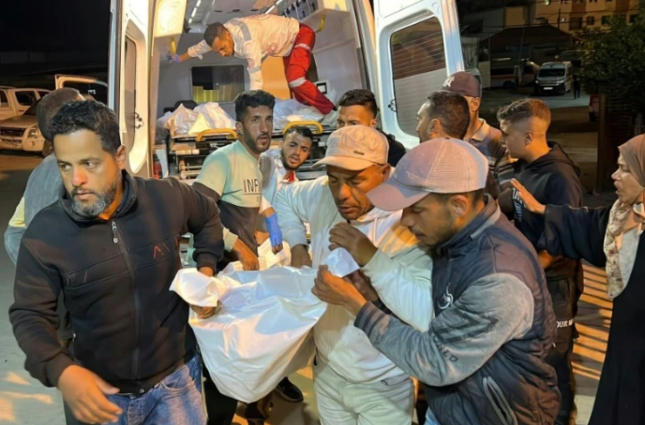 Des habitants de Gaza amènent des personnes tuées par des raids israéliens à l'hôpital Nasser de Khan Younès, dans le sud du territoire, le 15 mai 2025
