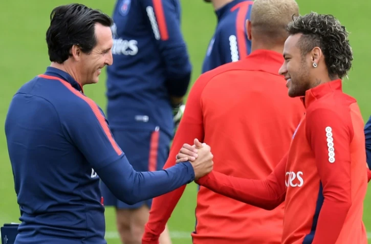 L'attaquant brésilien du PSG, Neymar (d), et son entraîneur espagnol Unai Emery, lors d'un entraînement au Camp des Loges à Saint-Germain-en-Laye, le 11 août 2017