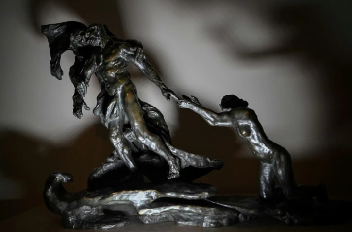 Une version de "L'Âge mûr", célèbre sculpture de Camille Claudel, retrouvée par hasard dans un appartement parisien inhabité, est proposée aux enchères à Orléans le 16 février 2025