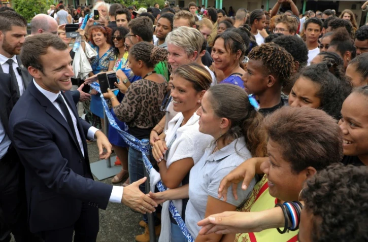 Le président Emmanuel Macron salue des personnes à son arrivée pour visiter un lycée à Kone, le 4 mai 2018 en Nouvelle-Calédonie