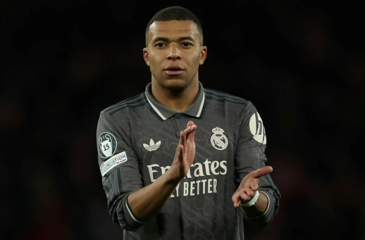Kylian Mbappé qui applaudit les fans du Real, après la défaite de son club de Madrid face à Arsenal en quart de finale aller de Ligue des champions, le 8 avril 2025 à Londres
