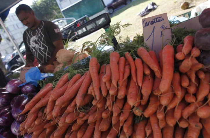 Vente de carottes péi au marché des Camélias