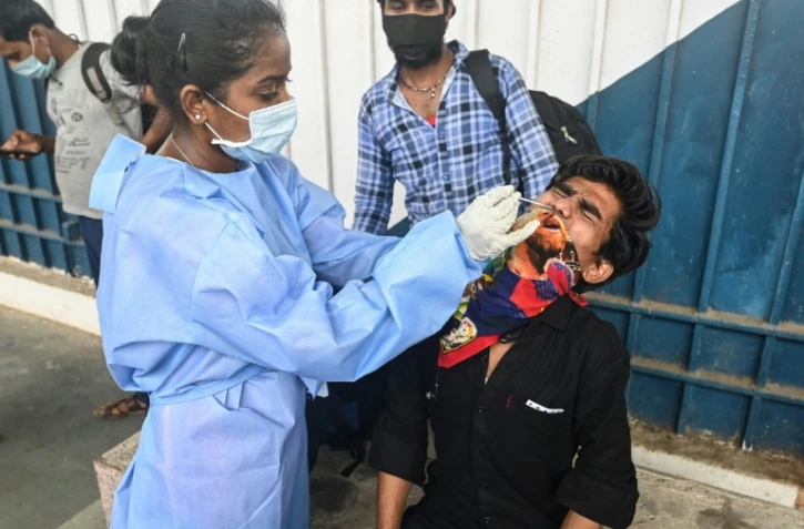 Test PCR dans une gare de Bombay, en Inde, le 11 avril 2021