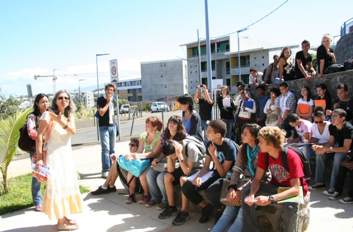 Vendredi 2 septembre 2011 - Une soixantaine d'élèves du lycée Ambroise Vollard de Terre-Sainte visitent la ZAC Océan Indien (photo D.R)