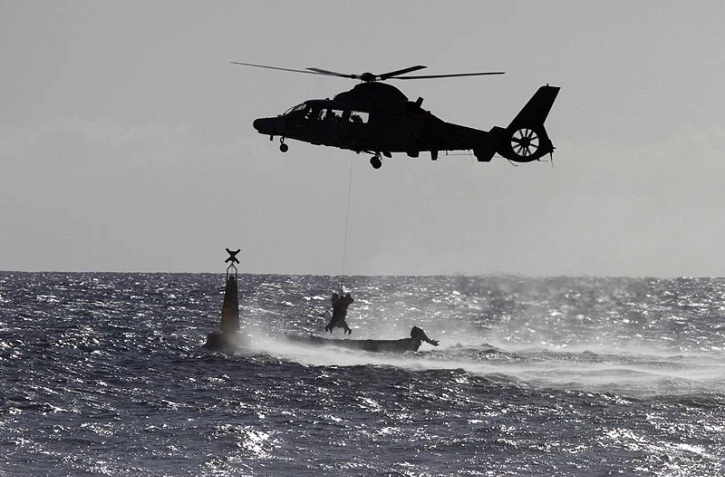 Saint-Leu - Lundi 5 septembre 2011 - hélitreuillage d'un pêcheur en difficulté en raison de la forte houle