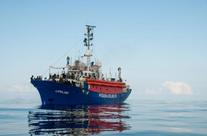Photo fournie le 22 juin 2018 par l'ONG allemande Mission Lifeline de migrants  à bord du navire de l'organisation après avoir été secourus en mer